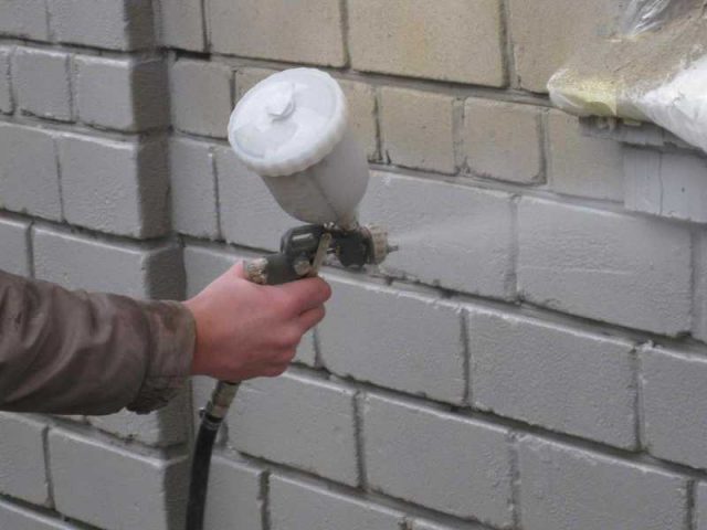 Как правильно покрасить кирпичную стену 