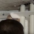 Как проводится обвод труб при монтаже натяжного потолка