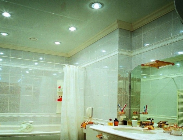 Натяжной потолок преобразит ванную и поднимет настроение