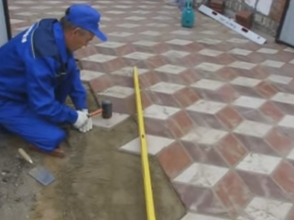 Пошаговая инструкция по укладке тротуарной плитки на бетонное основание