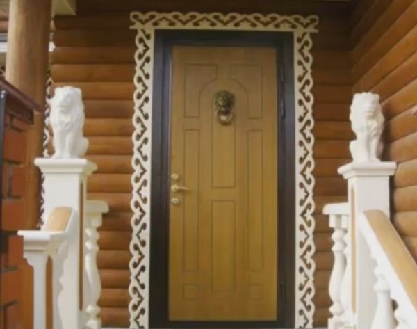 Устанавливаем железную дверь в деревянном доме