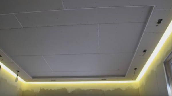 Потолок с панельной подсветкой: о красоте и не только