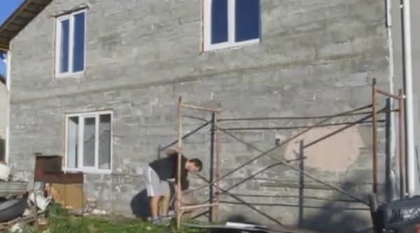 Делаем строительные леса из труб и досок
