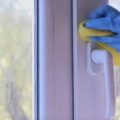 Маленькие хитрости о том, как правильно мыть окна, чтобы не оставалось разводов в домашних условиях