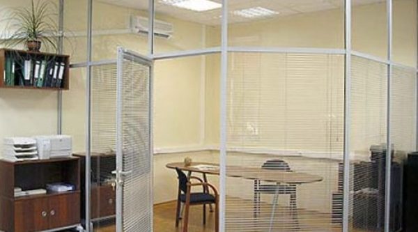 Особенности монтажа стеклянных перегородок