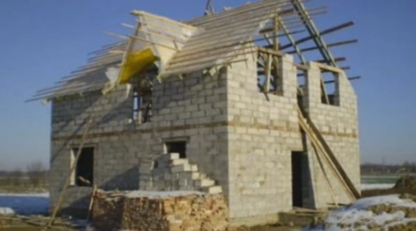 Дом из пеноблока эконом-класса: особенности проектирования и строительства