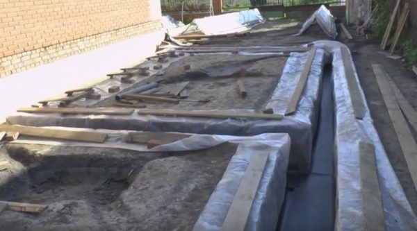 Нужна ли полиэтиленовая пленка для опалубки фундамента