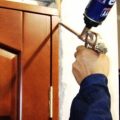 Ремонт без проблем: очищаем дверь от монтажной пены