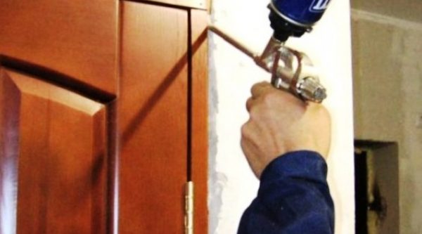 Ремонт без проблем: очищаем дверь от монтажной пены