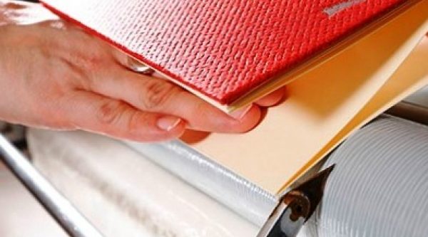 Один из самых удобных методов обработки в полиграфии — каширование бумажной продукции