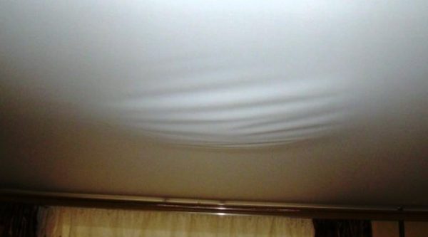 Провисание натяжных потолков: причины и способы устранения