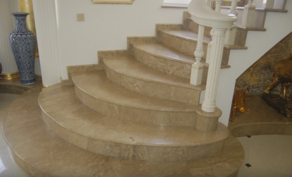Лестница из мрамора – идеальное украшение дома