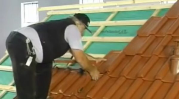 Отделка крыши керамической черепицей самостоятельно