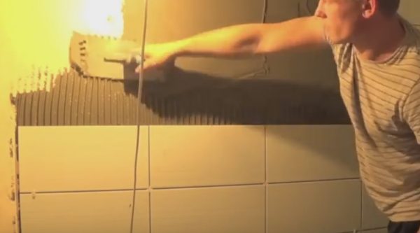 Как положить плитку в ванной