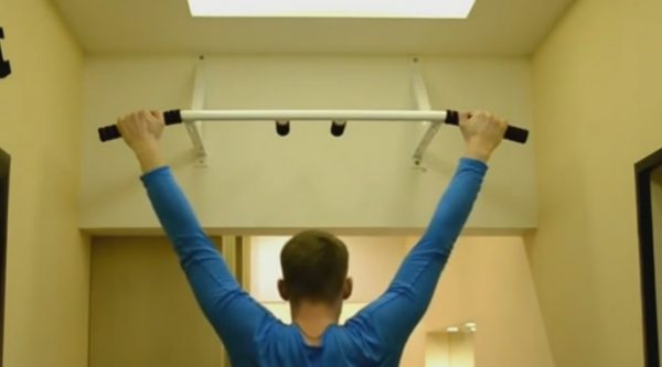 Как правильно дома установить настенный турник