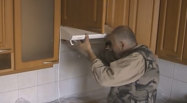 Установка и подключение кухонной вытяжки