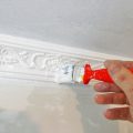 Как покрасить потолочный плинтус: видео-инструкция по окраске