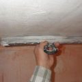 Как зашпаклевать потолок: видео-инструкция по монтажу