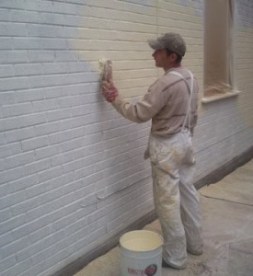 Как покрасить кирпичную стену: инструкция по окраске