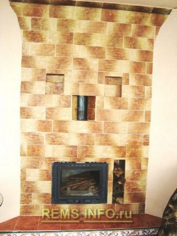 Интерьер гостиной с камином: оформление потолка и стен гостиной