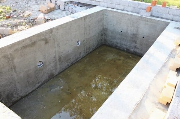 Как построить прочный и надежный бассейн из бетона своими руками