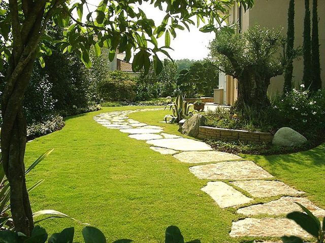 Дачный газон как элемент стиля загородного дома