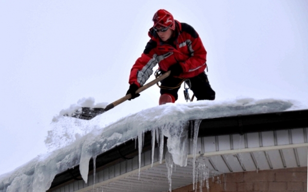 Практические советы по самостоятельной уборке крыши от снега