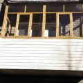 Остекление балконов деревом, достоинства и недостатки деревянных рам