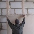 Штукатурка пеноблока: чем и как правильно оштукатурить стены внутри