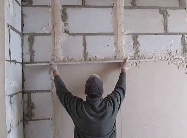 Штукатурка пеноблока: чем и как правильно оштукатурить стены внутри