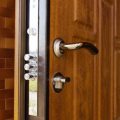 Самостоятельная замена замков в металлической входной двери: советы профессионалов