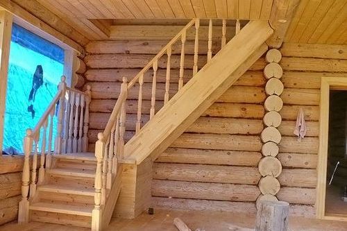 Лестница на второй этаж своими руками из дерева с поворотом на 90