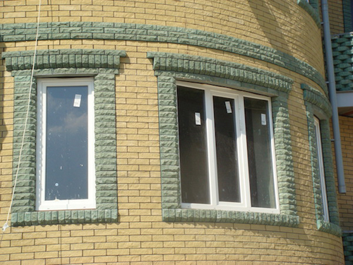 Какой выбрать материал для обрамления окон на фасаде здания