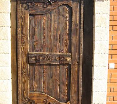 Двери под старину своими руками: подготовка и технология