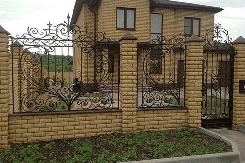 Красивые заборы для частных домов: фото и креативные идеи