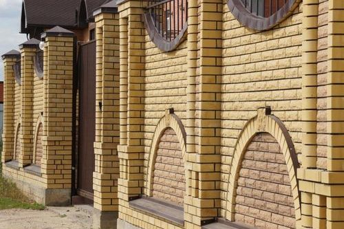 Забор из кирпича (54 фото): универсальное кирпичное ограждение