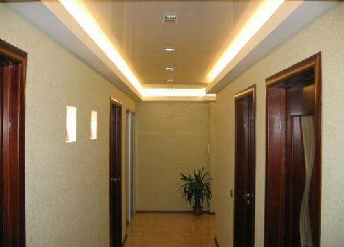 Потолки в коридоре с подсветкой - варианты обустройства