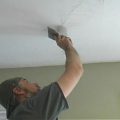 Как заделать трещину на потолке своими руками