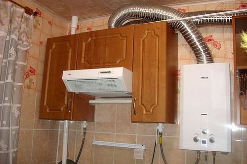 Как спрятать газовую колонку на кухне