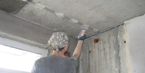 Оштукатуривание потолка по маякам