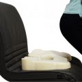 Ортопедическая подушка для сидения на стуле: подкладка под спину