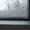 Как избавиться от конденсата на окнах?