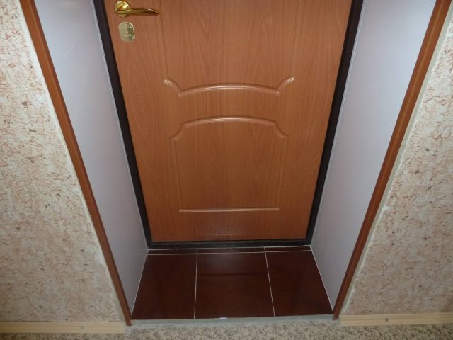 Варианты отделки дверных откосов